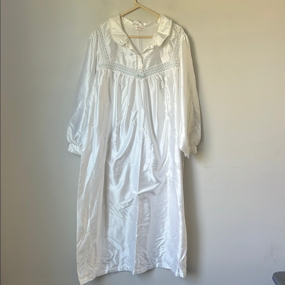 barbizon Other - Barbizon VTG Robe Women L/S Embroidered Floral/Eyelet Bodice 1/2 Zip Sz Lg/XL 🟢